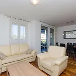 Apartment Trili With Private Garage