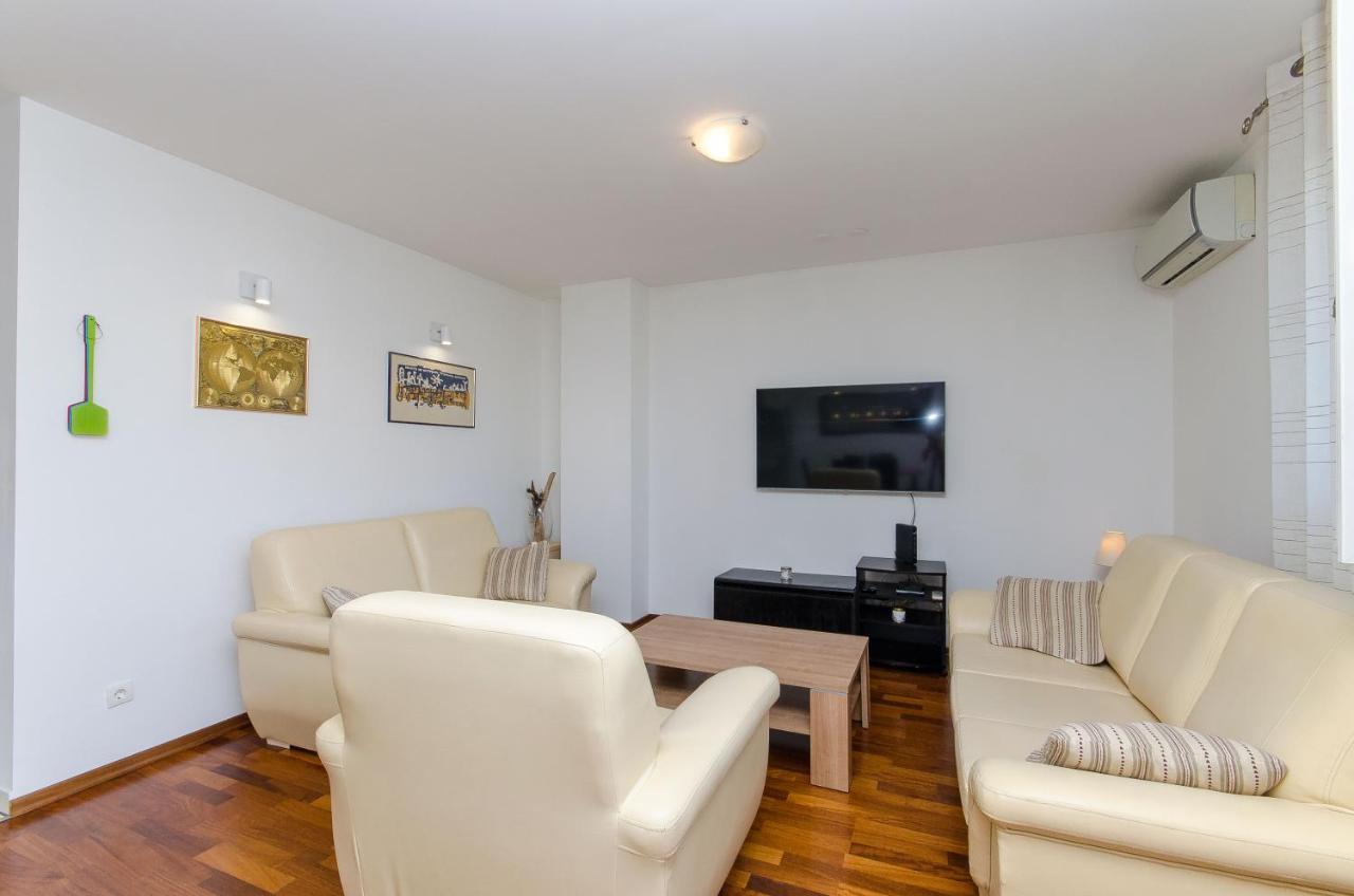 Apartment Trili With Private Garage *