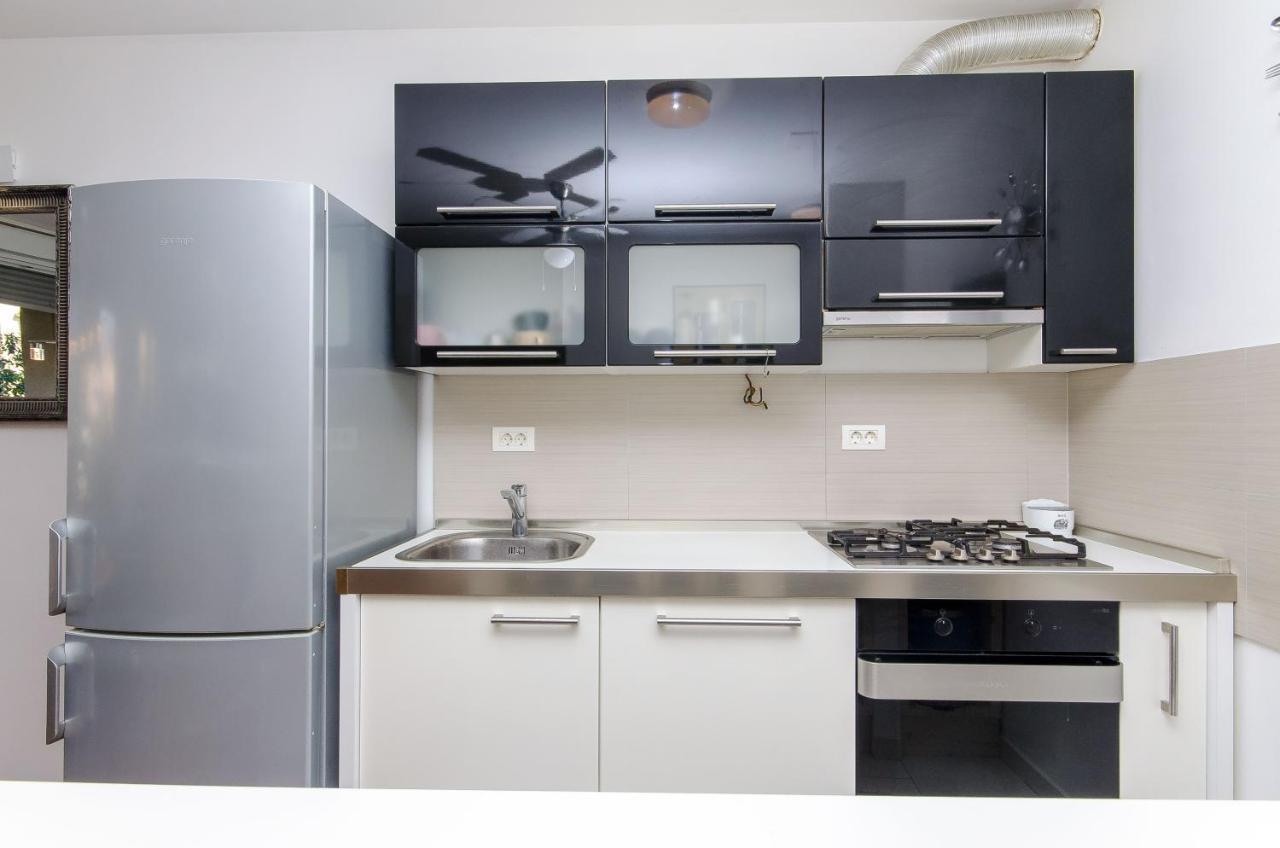 Trili With Private Garage Apartment